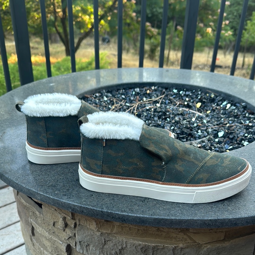 Toms Green and White Cozy Winter Sneakers